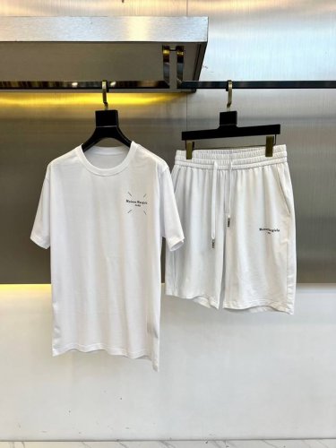 p390 maison Margiel马吉拉、2025新款短袖+短裤套装，这款绝对是男装单品中的功勋主角之一，属于极为经典的代表作品，色阶值趋于内敛而不夸张，日