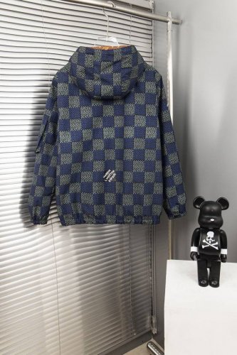 上新： 款号：B016 Louis Vuitton 路易威登新款经典Lv老花满印双面穿拉链连帽夹克外套 双面穿 1采用超细腻的高科技爽滑聚酯纤维材质面料，定制高