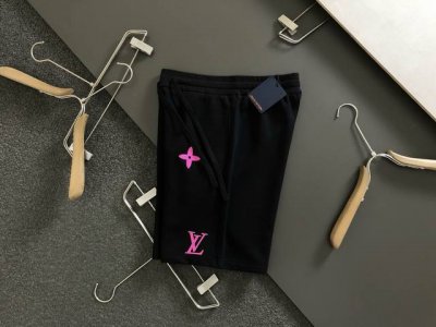 L牌*微宽版型S-Xl 最新最顶级粉色胶印融合短裤 最顶级的品质专柜原单休闲裤顶级制作工艺进口面料 专柜款独特设计 采用进口高端订制进口丝线手感一流 官网在售