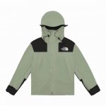 230 The North Face 北面Tnf 经典1990冲锋衣 抹茶绿 高端版本 1、面料：采用戈尔公司2L双层Gore-Tex面料，面料表层做超高强度防