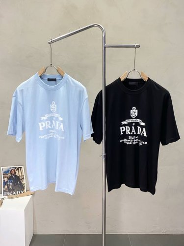 prada普拉达独家专供新款男士休闲短袖 高端定制 高端版本 时尚百搭爆款进口面料 手感超柔软细腻 穿着亲肤舒适 高端精品 代工厂p精细做工 上身非常赞 男士必