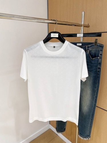 lv25Ss春夏 新品 定制蚕丝面料丝滑透气！时尚经典圆领短袖时尚单品设计，更加时尚舒适，高标准定制，上身非常有型，胸前品牌经典Logo 图案 客供辅料，客供进