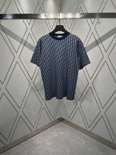 迪奥 25Ss新款 T 恤是二零二五秋季男装系列新品 饰以经典的 Oblique 印花 采用蓝色棉质面料精心制作 通体饰以对比鲜明的 Oblique 印花 宽松
