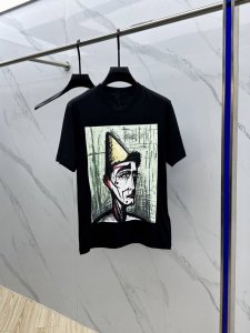 prad*普拉达 2025春夏新款首发专柜最新款短袖圆领T恤 高端订制 设计前卫时尚！品牌Logo重工艺设计 高端定制丝光长绒棉面料.手感柔软.穿着舒适.专柜级