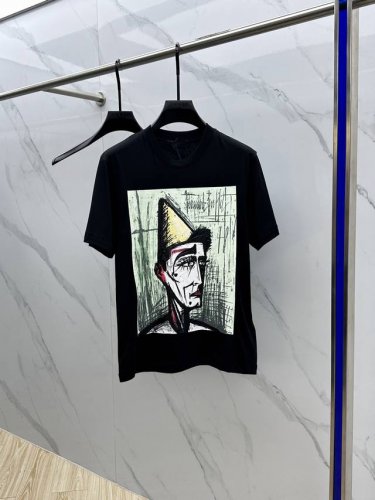 prad*普拉达 2025春夏新款首发专柜最新款短袖圆领T恤 高端订制 设计前卫时尚！品牌Logo重工艺设计 高端定制丝光长绒棉面料.手感柔软.穿着舒适.专柜级