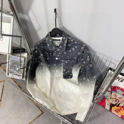 供 路易威登 Louis Vuitton 满印星空渐变牛仔工装外套 情侣款Lv喷墨黑灰驴家牛仔服夹克衬衫 设计感满满，全员粉丝必入的潮物！真正的好货，重金定制特