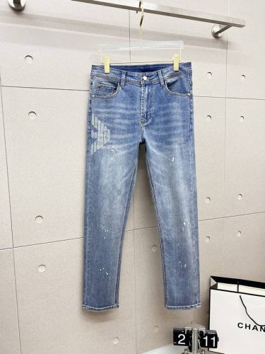 armani 阿玛尼 男士丹宁牛仔裤，官宣画册海报穿搭款！ 客供高级进口的丹宁原色面料，特选日本冈山纯正13Oz 盎司牛仔布料，重磅环保植物酵素水洗工艺，肌理有