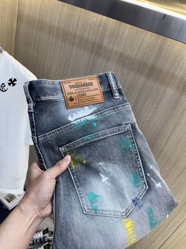 dsq第二次方 2025新品男士牛仔裤 面料舒适弹性好。独家发售 时尚优雅 重工艺设计。采用原色酵母水洗工艺 精选进口重磅丹宁牛仔面料 配定制五金装饰 真皮皮牌