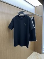 套 Lv 高端定制 2025春夏新款首发专柜最新款短袖短裤休闲套装 高端订制 设计前卫时尚！品牌Logo重工艺设计 高端定制丝光云朵棉面料.手感柔软.穿着舒适.