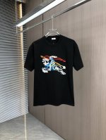 p120 Bur巴宝莉 2025春夏新款 圆领短袖 战马撞色锁链绣花 采用高克重320克双纱精梳棉面料 微宽松版型 面料手感柔软厚实 男女同款 颜色：黑 白 码