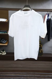 dior Homme 迪奥 桀傲 Ss春夏新品 小破洞印花标识T恤 经典而休闲 采用棉质密织平纹针织面料精心制作 前后数码定位字母标识图案 字迹工整清晰 微阔版