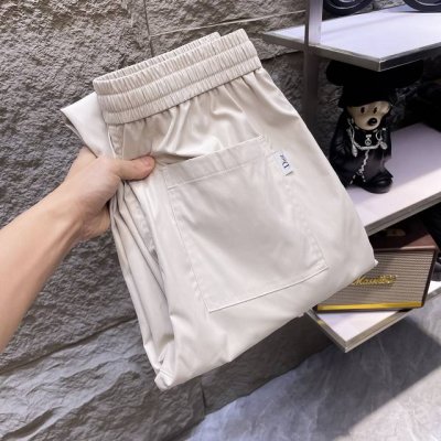 dior迪奥 米白色工装裤 时髦与实用的双重奏不挑年龄的米白，既显气质又百搭。利落的直筒版型，不挑身材，穿着舒适自在。 宽松直筒的版型，不惧任何腿型，人人都有大