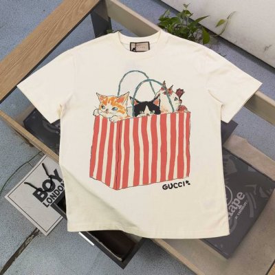 高版本 2025新款Gucci古驰手提袋猫咪图案Logo字母印花休闲情侣短袖T恤，独一无二的活性环保面料染色，32支双纱精梳纯棉爽滑手感，纯棉不起球不起毛，面料