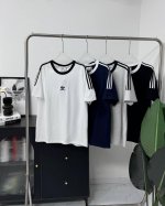Adidas2025年夏季新款情侣款三条杠织带条设计三叶草小三叶经典刺绣Logo短袖T恤！情侣款男女同款宽松版型！阿迪达斯三叶草男女透气短袖圆领休闲短袖T恤男士