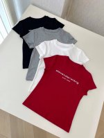 25 Alexander Wang 短袖T恤 有黑色 灰色 白色 红色四色 标志性字母印花彰显潮流属性 纯棉面料柔软舒适 穿着不易起球 版型简约百搭 适合打造多