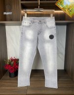 P200 克罗心 专柜最新同款牛仔裤 面料版型做工绝绝子 好穿不挑身材在搭配上没有太多的限制 随意简洁的衬托其他单品，来展现自己的风格姿态～ 可以百搭任何风格的