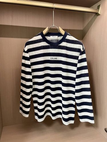 Celine 2025春夏新品长袖T恤，将简约与时尚精妙融合。灰白条款低调优雅，蓝白条款经典大气，皆以流畅条纹营造视觉韵律。领口设计贴合颈部，穿着舒适自在。胸口