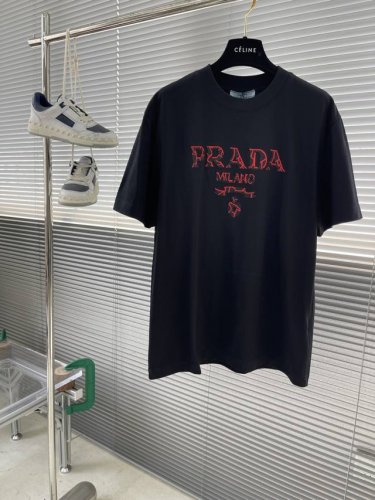 prad 2025夏季新款短袖T恤，特色的刺绣花纹工艺，个性艺术系列全网独家首发 百搭款细节处理完美240克纯棉面料十分精致 原版面料 网红明星同款高版本 高品