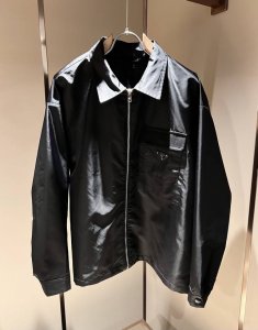 prad*A普*达2025春夏新款休闲男士衬衣，最新时尚休闲衣身Logo五金修饰！贸易公司渠道稀出，同步官网发售，男神最为期待的精品狠货重磅来袭，高端定制尼龙材
