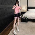 数：S-M-L-Xl-Xxl 颜色：粉色~黑色 面料：棉 描述： 舒适的polo领设计，好穿不挑人 T恤前面是简约的手工刺绣字母，超有设计感 下身是柔软的撞色短