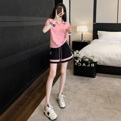 数：S-M-L-Xl-Xxl 颜色：粉色~黑色 面料：棉 描述： 舒适的polo领设计，好穿不挑人 T恤前面是简约的手工刺绣字母，超有设计感 下身是柔软的撞色短