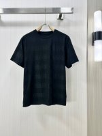 250。Gucci 古奇 高定面料 2025春夏新品上市时尚经典圆领短袖时尚单品设计，更加时尚舒适，高标准定制，上身非常有型，胸前品牌经典Logo 图案 客供辅