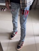 款号Cc666 Amiri Mx1高街牛仔裤修身长裤Fog高街男潮 Amiri 近年来高街成了男装里越来越频繁出现的词 高街风格也就成了大家搭配的重要方向 高街