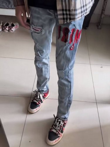 款号Cc666 Amiri Mx1高街牛仔裤修身长裤Fog高街男潮 Amiri 近年来高街成了男装里越来越频繁出现的词 高街风格也就成了大家搭配的重要方向 高街