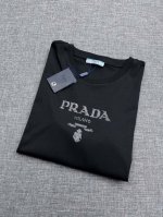 prada 普拉达 2025夏款圆领短袖T恤 经典大方的款式，可以穿十年都还是流行的那种，你一定要收藏几件，难得精致极致的款，你一定要收！好品味的一件！重要到哪