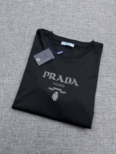 prada 普拉达 2025夏款圆领短袖T恤 经典大方的款式，可以穿十年都还是流行的那种，你一定要收藏几件，难得精致极致的款，你一定要收！好品味的一件！重要到哪