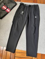 ds‘’春夏25Ss休闲裤金典再次出现，原单订制高品质时尚休闲裤。超级百搭款。独家定制面料，挺阔有型，贴身舒适。原版定制专柜最新五金辅料。超靓版型、上身显腿修长