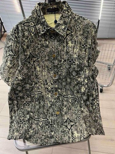 品名：Lv23Ss春夏老花扎染复古牛仔短袖衬衫外套 版型；宽松 面料：牛仔 颜色： 图片色 尺码M-L-Xl 胸围 衣长 肩宽 M 126 82 54 L 13