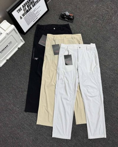 2025Arc'teryx 始祖鸟 三色Cronin Cotton pant 春夏新款科技速干刺绣Logo长裤 整条裤子由多达二十多块立体裁片拼接制作而成 高工