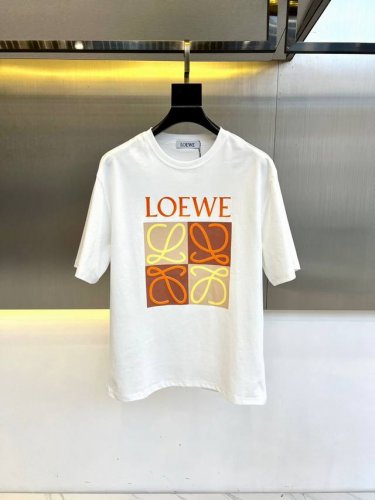 lowe罗意威、2025S新品运动时尚潮流休闲短袖T恤，采用进口丝光欧棉面料，温儒柔软 细腻柔软 上身自然是舒适 凉爽，胸前印花图案时尚立体。颜色十分清晰，非常