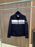 P340 蒙口2025开春新款夹克外套，秀场新品品相非常完美，舒适保暖，三标齐全色泽饱满诱人，非常出彩的设计，轻松将时髦感进阶，做工极为考究严谨，走线工整细致！