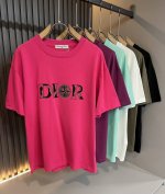 dio*迪家 2025春夏新款男女同款短袖T恤，专柜同步发售！定制专属260克纯棉面料，定制原版工艺螺纹，胸前Logo图案压胶工艺设计！简约大方，从容百搭，档次