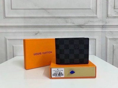 Lv 黑格短款钱夹 生活不一定要很酷，但一定要有态度 备个小钱包还是很有必要的 随身的包包里一定要放一个小钱包 即使出门没带包，这个小钱夹揣兜里也很方便 给随身