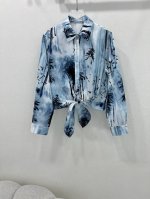 Dio*25新款水墨丹青度假系列同步上新啦 绝美水墨风 通体满印节节高竹子竹叶印花系列 全对花翻领长袖下摆绑带衬衣 定制Yb进口面料质感光泽 呼应炎炎夏日的清爽