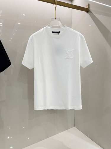 lv 2025早春新款男女同款短袖T恤，！定制专属纯棉面料，定制原版工艺螺纹，胸前重工字母Logo工艺设计！简约大方，从容百搭，档次极高，完美融入时尚还有风情感