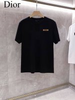 Dior 2025最新男士高端好货，胸前字母徽标印花图案增添活力感！最经典一目了然的干净与纯粹的结合.必入款推荐！选用双股丝光面料制成 纹理清晰，尽显高端奢华品