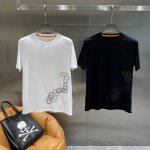 爱马家 爱马仕T恤超别致简约又神秘。衣服右下角独特的图案设计，线条流畅，色彩从黑渐变到橙，时尚感拉满 领口处的橙色细节，更是增添了一丝亮点。面料柔软亲肤，M-3