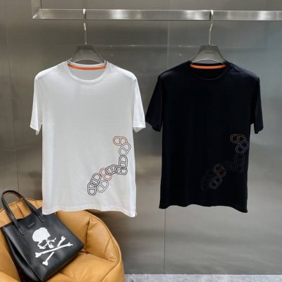 爱马家 爱马仕T恤超别致简约又神秘。衣服右下角独特的图案设计，线条流畅，色彩从黑渐变到橙，时尚感拉满 领口处的橙色细节，更是增添了一丝亮点。面料柔软亲肤，M-3