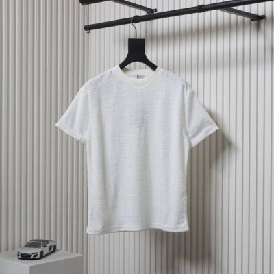 Burberry 巴宝莉 25Ss 暗纹Tb战马毛巾提花短袖T恤 精美重工艺 280克洗水面料T恤作为奢侈界的龙头 罗纹圆领成了其版型的最好修饰 而B家则是作为