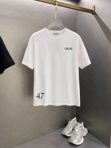 迪奥 新款字母印花双层重工短袖T桖 字母图案不管是T桖还是卫衣都是每年的爆款单品 前幅大面积印花采用大康丽数码印花机直喷 成本极高 经过多次的调试打版图案色差还