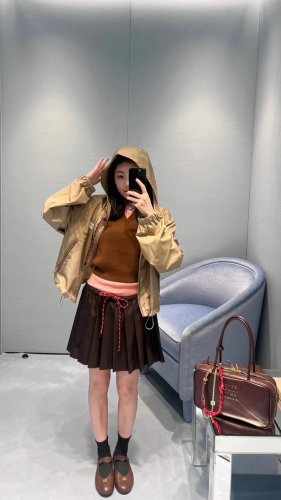 新款！最新Miu 25New 卡其色新款防晒外套+半裙。尺码：Sml。外套 半裙