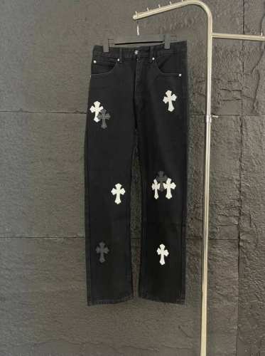 解锁高端时尚，款号：K035 克罗心城市限定神裤 Chrome Hearts Ch 城市限定系列瞩目上新，这款为成都量身定制的梵文十字贴布拼皮牛仔裤，将潮流与地