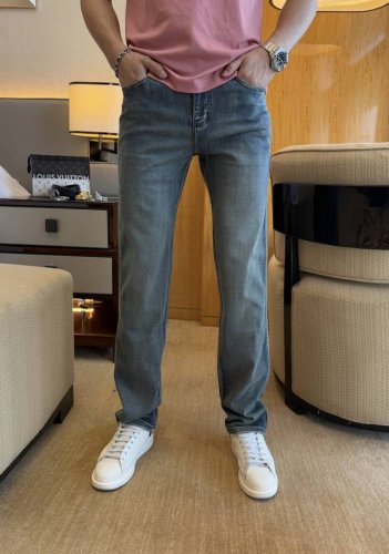 杰尼娅- 2025Ss蛇年春夏贺岁款牛仔裤。原单1:1制作，日常必备的完美之选，简单大气亦时尚有型，定制进口丹宁面料 ，重工洗水工艺，做工复杂工艺精湛。轻松迎合