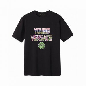 Versace 范思哲彩色字母短袖T恤,简单的设计看起来特别大方 版型剪裁特别有讲究 上身很洋气显瘦内搭外穿都看高密针织圆领设计 平整简约 亲肤透爽 T恤面料的