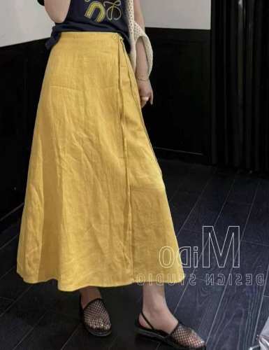 设计感立体腰间绑带亚麻半身裙 属于夏天亚麻半身裙 干净质朴自带松弛感 透气凉爽 瘦长的直筒版型 自带修腿效果简约又好穿 穿上身整个人细细长长的 下半身立马拉长五