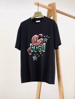 gucci 古驰 2025Ss春夏新品 手绘印花短Tee，每一件都是纯手工画制而成，百搭款细节处理完美330克纯棉面料，前幅数码定位印花工艺图案，色彩鲜明，字迹